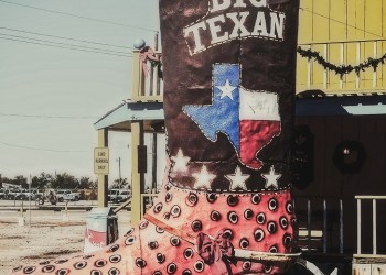 Texas, a huge boot in front of a store