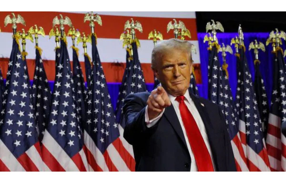 donald trump na tle flag usa