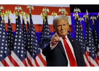 donald trump na tle flag usa