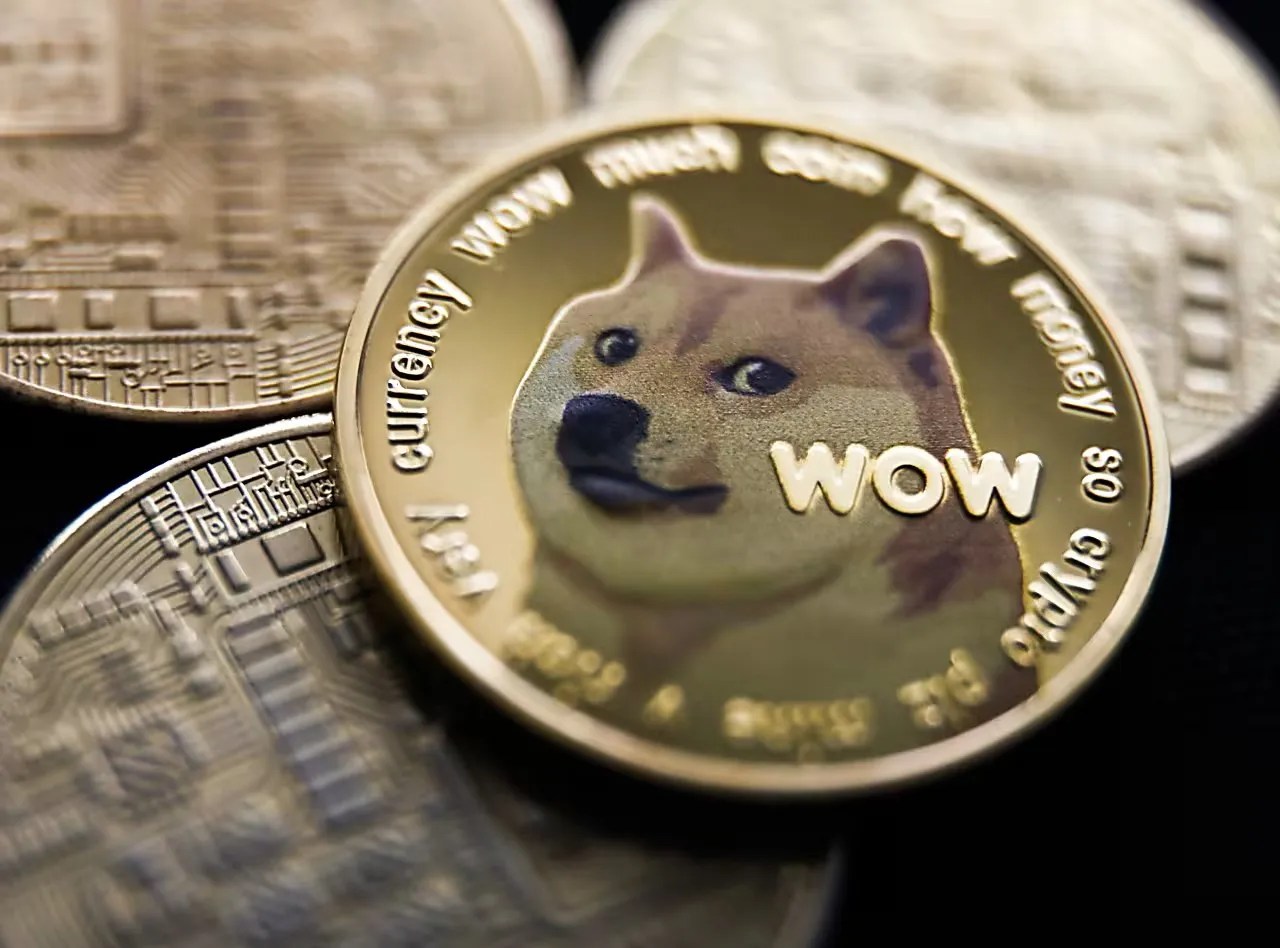 DOGE koers stijgt 36% en whales kopen massaal – kan Dogecoin 1 euro worden?