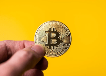 Robert Kiyosaki Lancia l’Allarme: “Rischiamo un Nuovo Crollo Come nel 1929”, Mentre Bitcoin è un Bene Rifugio