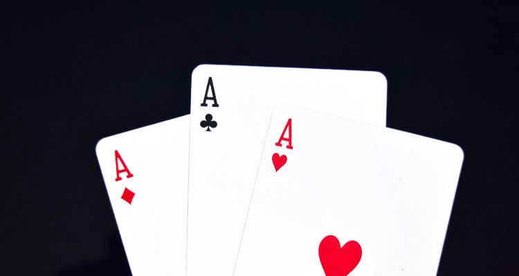 7. Three of a Kind (trys vienodos) - tvirta, bet ne neįveikiama kombinacija