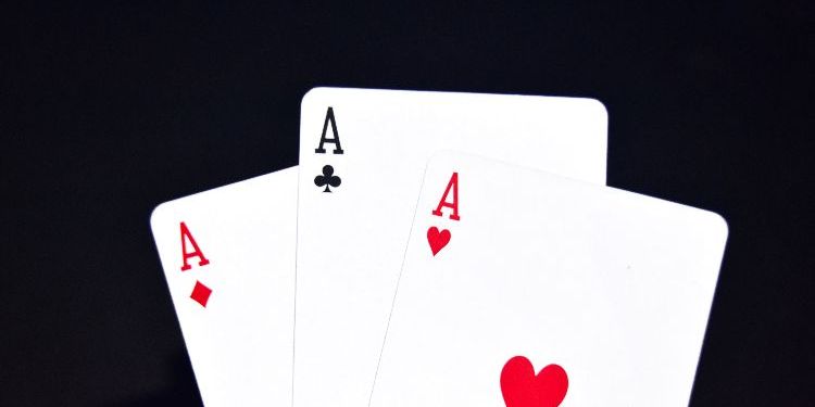 7. Three of a Kind (trys vienodos) - tvirta, bet ne neįveikiama kombinacija